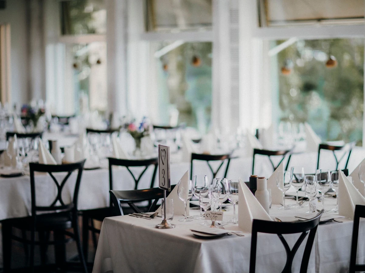 Restaurante con las mesas listas para recibir reservas