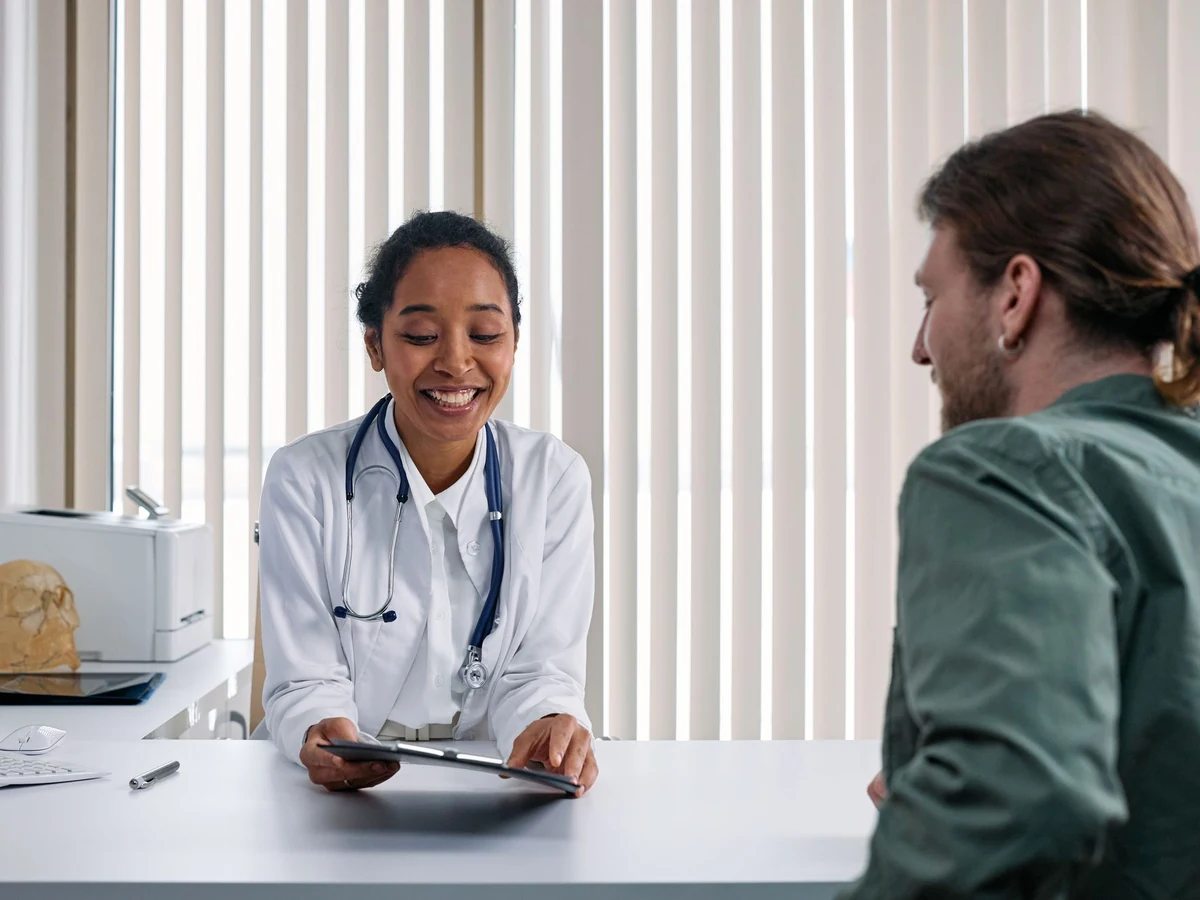 Doctora atendiendo a un paciente en su consultorio