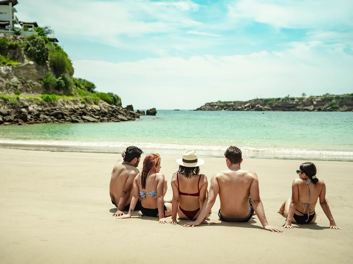 Grupo de amigos de vacaciones en la playa